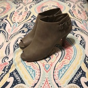 *Like New* Size 8 Madden Girl